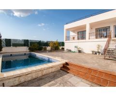 ¡Bienvenido al hogar de tus sueños en los altos de La Zubia!