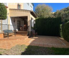 Exclusivo chalet pareado de cuatro plantas en el corazón de Los Bermejales