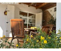 Exclusivo chalet pareado de cuatro plantas en el corazón de Los Bermejales
