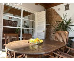 Exclusivo chalet pareado de cuatro plantas en el corazón de Los Bermejales