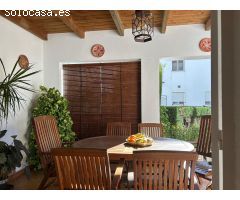 Exclusivo chalet pareado de cuatro plantas en el corazón de Los Bermejales
