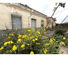Se vende bonita casa con parcelica en el Esparragal.