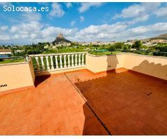 Se vende excelente chalet en Monteagudo.