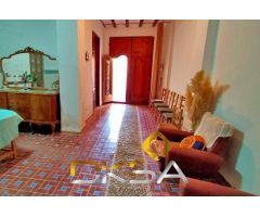 Casa para reformar con amplia fachada en el centro de la Vall dUixó