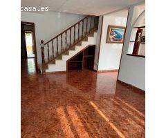 ???? Se alquila amplia casa con jardín en excelente zona residencial de Tarragona.