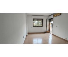 OPORTUNIDAD Cerca del Centro Comercial, Vivienda con Balcón, Cocina Grande y Comedor, en Molina