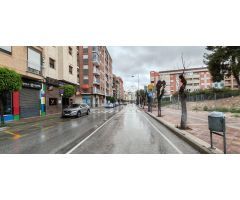 OPORTUNIDAD Cerca del Centro Comercial, Vivienda con Balcón, Cocina Grande y Comedor, en Molina