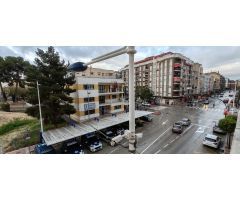 OPORTUNIDAD Cerca del Centro Comercial, Vivienda con Balcón, Cocina Grande y Comedor, en Molina