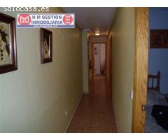 EXCELENTE VIVIENDA DE TRES DORMITORIOS Y DOS BAÑOS EN TORREVIEJA, A CIEN METROS DE LA PLAYA. EL EDIF