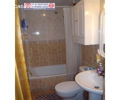 EXCELENTE VIVIENDA DE TRES DORMITORIOS Y DOS BAÑOS EN TORREVIEJA, A CIEN METROS DE LA PLAYA. EL EDIF