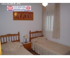 EXCELENTE VIVIENDA DE TRES DORMITORIOS Y DOS BAÑOS EN TORREVIEJA, A CIEN METROS DE LA PLAYA. EL EDIF