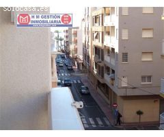 EXCELENTE VIVIENDA DE TRES DORMITORIOS Y DOS BAÑOS EN TORREVIEJA, A CIEN METROS DE LA PLAYA. EL EDIF