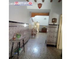 CASA TOTALMENTE AMUEBLADA EN ESQUINA SOBRE PARCELA DE 122 METROS EN LA LOCALIDAD DE QUERO, CON 145 M