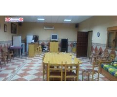 Parcela cercada de 457 m2, 108 m2 construidos. Cuenta con baño completo, salón amplio con Aire Acond