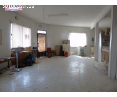 CASA CON LOCAL COMERCIAL EN PLENO CENTRO DE QUERO.