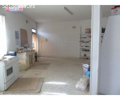 CASA CON LOCAL COMERCIAL EN PLENO CENTRO DE QUERO.