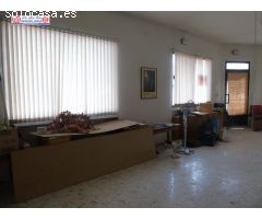 CASA CON LOCAL COMERCIAL EN PLENO CENTRO DE QUERO.