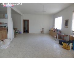 CASA CON LOCAL COMERCIAL EN PLENO CENTRO DE QUERO.