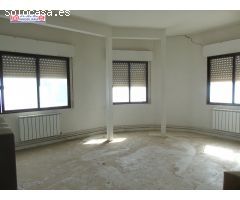 CASA CON LOCAL COMERCIAL EN PLENO CENTRO DE QUERO.