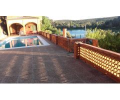 Excelente  chalet, con piscina,  jardín y con unas vistas espectaculares a la laguna