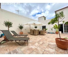 Moderna Casa Adosada con Espacios Amplios y Oportunidades de Expansión en Vecindario