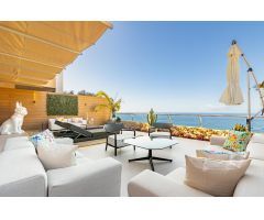 Vivienda Exclusiva con Terraza Panorámica y Acceso Directo a la Playa