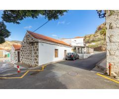 Encantadora Casa Terrera con Amplio Jardín en el Centro de Fataga