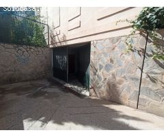 Bajo con 2 habitaciones,1 baño y patio con jardín