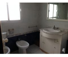 Casa adosada de cinco dormitorios y dos baños