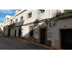 Casa adosada con local comercial
