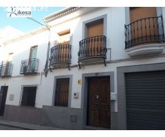 Casa de 4 dormitorios en Fernán Núñez. Próxima a  la oficina de correos.