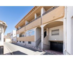 Piso de un dormitorio con patio y cochera cerrada.