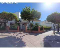 Casa en Estepona Centro con Dos Viviendas y Parcela Privada