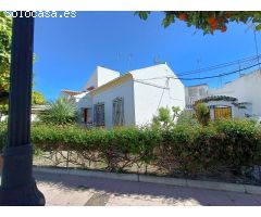 Casa en Estepona Centro con Dos Viviendas y Parcela Privada