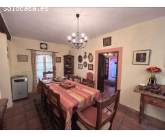 Casa de Pueblo en Estepona – 4 Dormitorios a Solo 5 Minutos de la Playa.