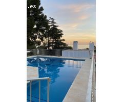Villa con vistas al mar, piscina privada y jardín en una ubicación privilegiada en Estepona.