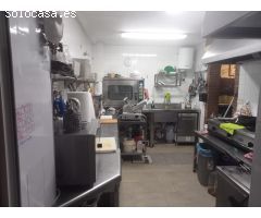 Cafetería-bar de tapas en funcionamiento en el pueblo de Estepona