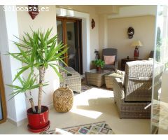 Apartamento con vistas al mar y orientación sur en excelente estado.