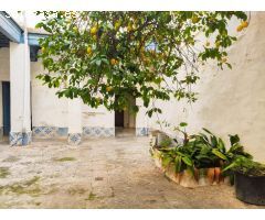 SE VENDE CASA ESTILO ANDALUZ, IDEAL PARA HACER VARIOS APARTAMENTOS