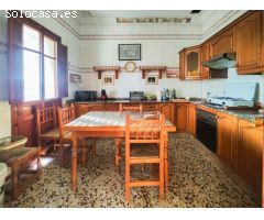 SE VENDE CASA ESTILO ANDALUZ, IDEAL PARA HACER VARIOS APARTAMENTOS