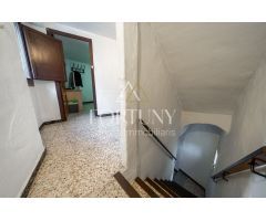 Os presentamos vivienda en pleno centro del Pueblo de Montroig.