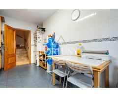 ¡Descubre tu nuevo hogar en esta impresionante casa esquinera pareada!