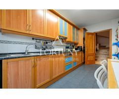 ¡Descubre tu nuevo hogar en esta impresionante casa esquinera pareada!