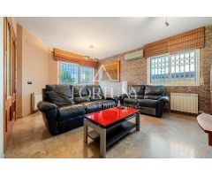 ¡Descubre tu nuevo hogar en esta impresionante casa esquinera pareada!