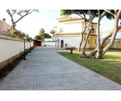 ¡CHALET CON UBICACIÓN PERFECTA EN LA BARROSA A TAN SÓLO METROS DEL MAR!
