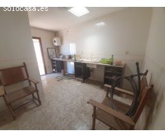 CASA CON LOCAL