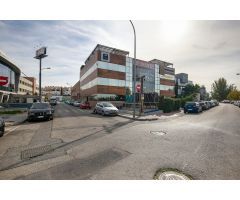 Espectacular edificio a las puertas de Granada , con un uso terciario , con 5 plantas.