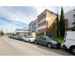 Espectacular edificio a las puertas de Granada , con un uso terciario , con 5 plantas.