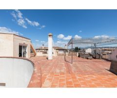 Aticazo con 180 metros de terraza y piscina comunitaria en la entrada de la Zubia.