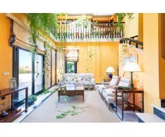 Exclusiva vivienda en El Serrallo con jardín, apartamento independiente y espectaculares vistas